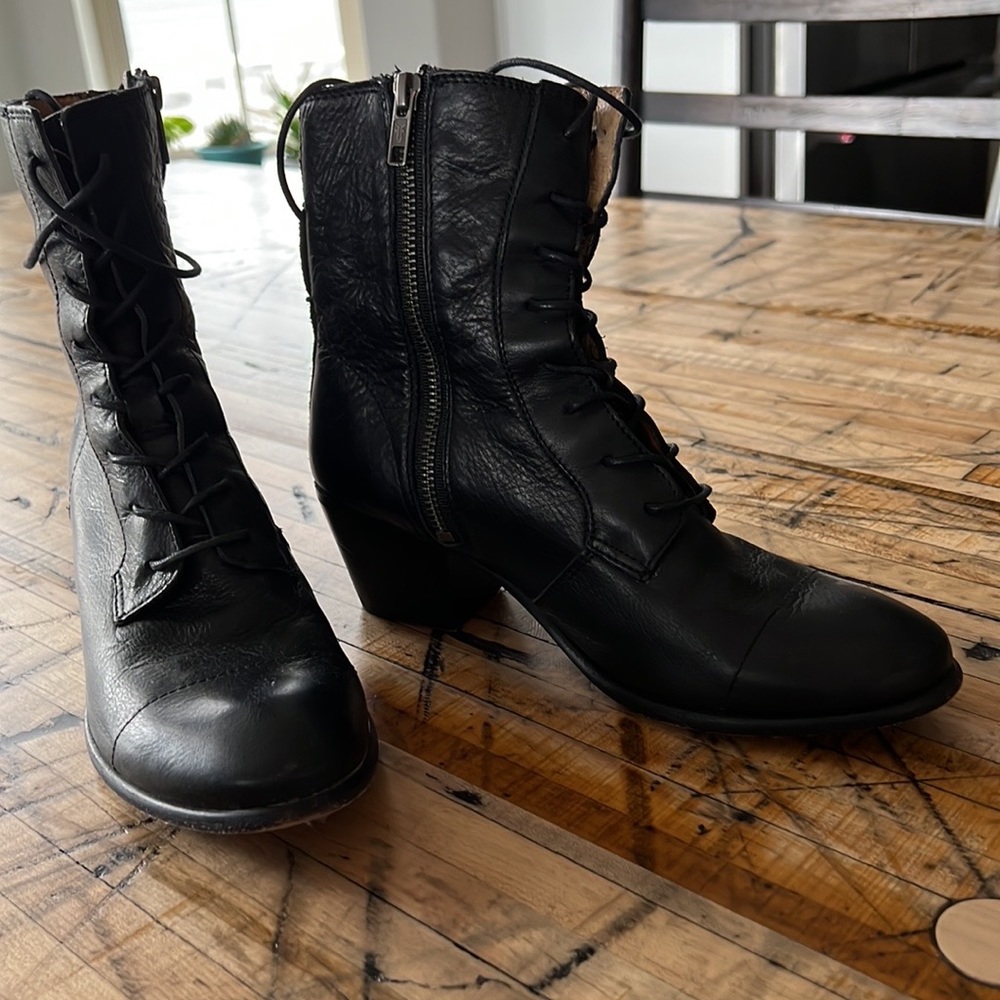 Frye boots Black excellent condition lace up with zipper